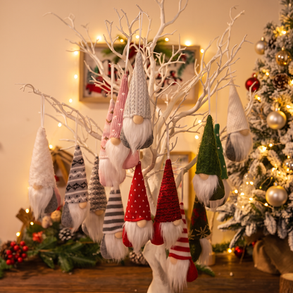 Weihnachtswichtel hängen am weissen Ast als Weihnachtsdeko