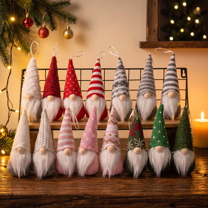 Weihnachtswichtel in 5 Farben auf Regal und Holztisch